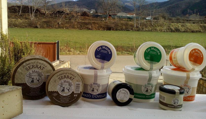 Local products Lots de productes làctics: Iogurt matons, rectuis, formatge fresc, formatges madurats, llet crua